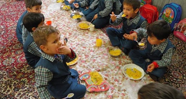 توزیع یک وعده‌غذای گرم در روستا مهدهای اردکان آغاز شد