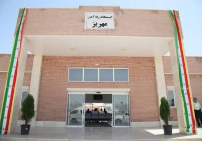 سوت قطار در ایستگاه مهریز به صدا درمی‌آید