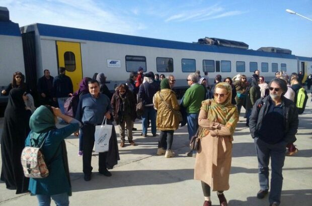 دومین قطار گردشگری مثلث طلایی به یزد وارد شد دومین قطار گردشگری مثلث طلایی به یزد وارد شد