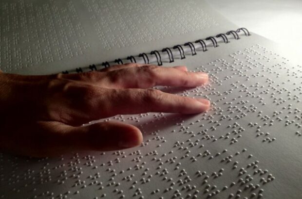 مسئول بخش نابینایان کتابخانه مرکزی یزد:ناشران برای به روزرسانی منابع بریل همکاری کنند