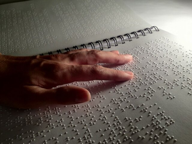 مسئول بخش نابینایان کتابخانه مرکزی یزد:ناشران برای به روزرسانی منابع بریل همکاری کنند